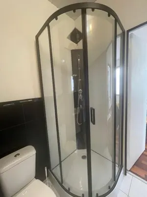 Salle de bains dans l'établissement Appartement 35 m2 1er étage 200 m de la mer avec jardin
