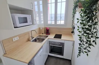 Cuisine ou kitchenette dans l'établissement Appartement Ouistreham proche centre et plage