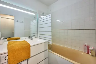 Salle de bains dans l'établissement Le Tikahupo - Charmant appt vue sur le port