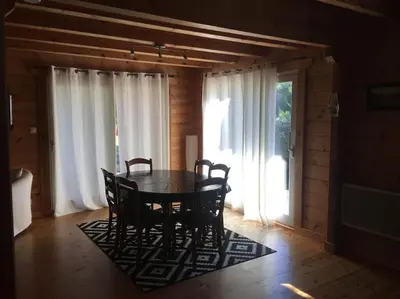 Coin salon dans l'établissement Charmante maison en bois proche mer