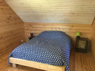 Un ou plusieurs lits dans un hébergement de l'établissement Charmante maison en bois proche mer