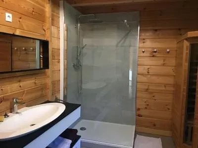 Salle de bains dans l'établissement Charmante maison en bois proche mer