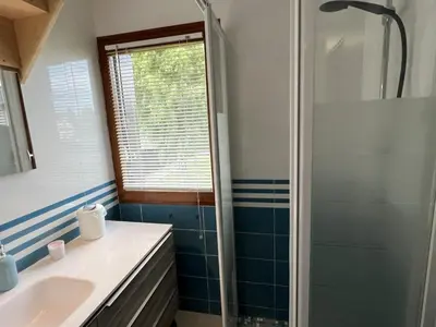 Salle de bains dans l'établissement **Cottage 6 pers à Cabourg - Proche plage et thalasso, jardin, parking, Wi-Fi gratuit** - FR-1-487-358