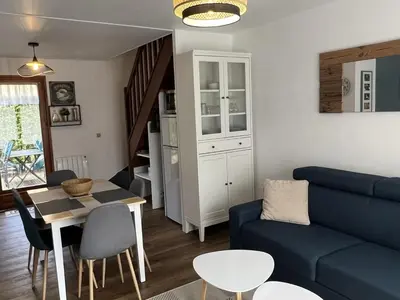 Coin salon dans l'établissement **Cottage 6 pers à Cabourg - Proche plage et thalasso, jardin, parking, Wi-Fi gratuit** - FR-1-487-358