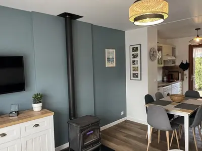 Télévision ou salle de divertissement dans l'établissement **Cottage 6 pers à Cabourg - Proche plage et thalasso, jardin, parking, Wi-Fi gratuit** - FR-1-487-358