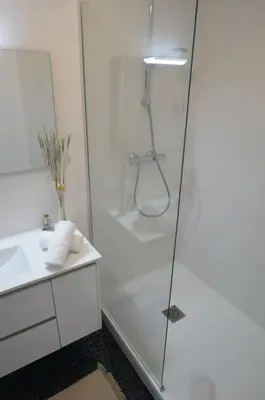 Salle de bains dans l'établissement BELLE VIE vue dominante mer et plage - Appartement 2 à 4 personnes