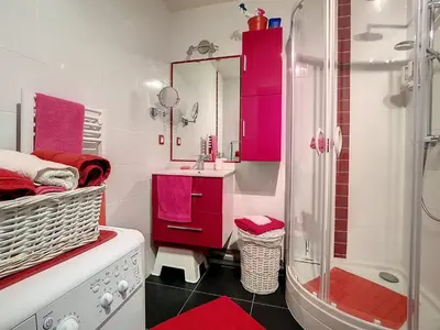 Salle de bains dans l'établissement Appartement T3 avec vue sur port, parking et WiFi - FR-1-746-6