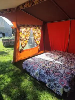 Un ou plusieurs lits dans un hébergement de l'établissement La Billardière Camping à la Ferme