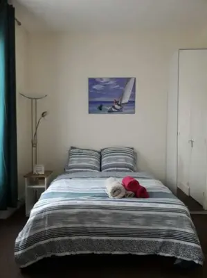 Un ou plusieurs lits dans un hébergement de l'établissement Cabourg Charmant studio centre ville RUE DE LA MER