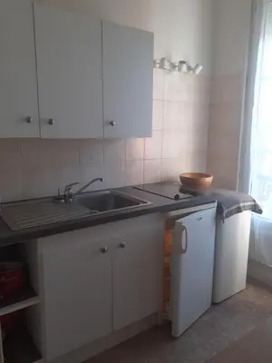 Cuisine ou kitchenette dans l'établissement Cabourg Charmant studio centre ville RUE DE LA MER