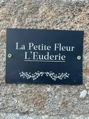 Certificat, récompense, panneau ou autre document affiché dans l'établissement La Petit Fleur - the little flower, cosy cottage