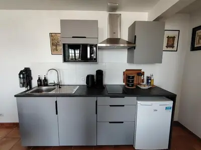 Cuisine ou kitchenette dans l'établissement Chez Adèle, au pied de l'Abbaye
