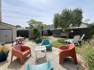 Jardin de l'établissement Maison rénovée, à 300m de la plage et proche commerces, avec terrasse et jardin, tout confort - FR-1-361-131