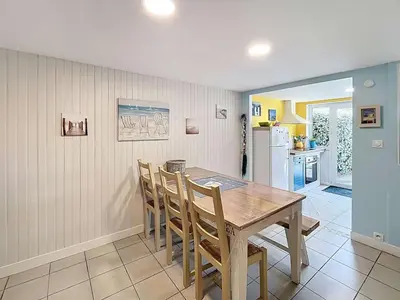 Cuisine ou kitchenette dans l'établissement Maison rénovée, à 300m de la plage et proche commerces, avec terrasse et jardin, tout confort - FR-1-361-131