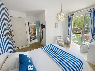 Un ou plusieurs lits dans un hébergement de l'établissement Maison rénovée, à 300m de la plage et proche commerces, avec terrasse et jardin, tout confort - FR-1-361-131