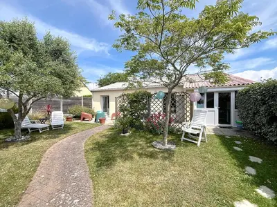 Jardin de l'établissement Maison rénovée, à 300m de la plage et proche commerces, avec terrasse et jardin, tout confort - FR-1-361-131