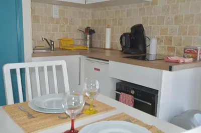 Cuisine ou kitchenette dans l'établissement Le petit Courseulles - entre le port et la mer