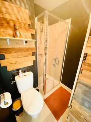 Salle de bains dans l'établissement LAKAZ CREOLE - Caen Centre