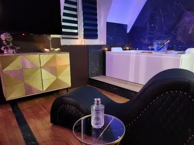 Coin salon dans l'établissement Caen, Tu m'aimes - Suite Romantique