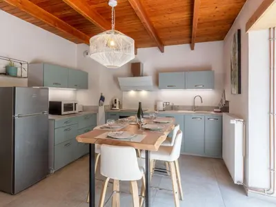 Cuisine ou kitchenette dans l'établissement Holiday Home Les Oiseaux by Interhome