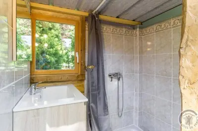 Salle de bains dans l'établissement Domaine de Valmeray la roulotte d'Elise