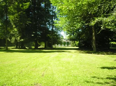 Jardin de l'établissement Domaine de Valmeray la roulotte d'Elise