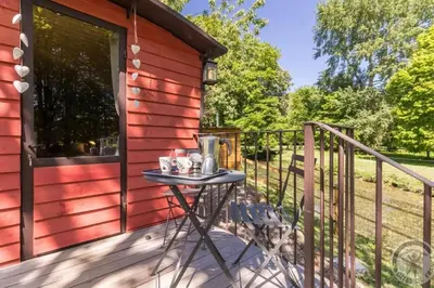 Balcon ou terrasse dans l'établissement Domaine de Valmeray la roulotte d'Elise