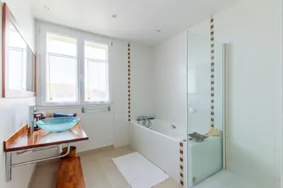 Salle de bains dans l'établissement Villa de la Plage - à Ver sur Mer