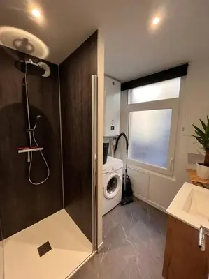 Salle de bains dans l'établissement Beau Loft room proche mont saint Michel jaccuzi illimité en plein centre Avranches