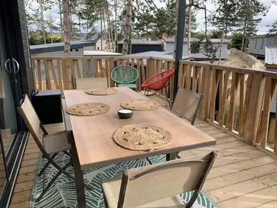 Balcon ou terrasse dans l'établissement Chalet de standing pour 4 pers., piscine couverte et chauffée, à deux pas de la plage, Wi-Fi gratuit - FR-1-361-515