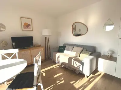 Télévision ou salle de divertissement dans l'établissement Cabourg cosy, appartement refait à neuf, 5 min à pied de la mer
