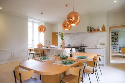 Cuisine ou kitchenette dans l'établissement Historic 18th-Century Mansion - 3 BR - Bayeux - Garden & Museums Nearby