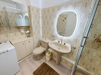Salle de bains dans l'établissement Appartement au centre de Granville avec garage privatif et Wi-Fi gratuite - FR-1-361-510