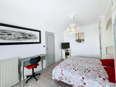 Un ou plusieurs lits dans un hébergement de l'établissement Appartement au centre de Granville avec garage privatif et Wi-Fi gratuite - FR-1-361-510