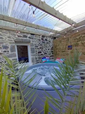 Piscine de l'établissement Jolie maison au calme et proche mer avec spa en option ou située à proximité