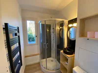Salle de bains dans l'établissement La Pause Valognaise 