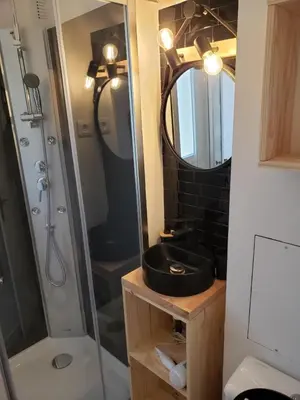 Salle de bains dans l'établissement La Pause Valognaise 