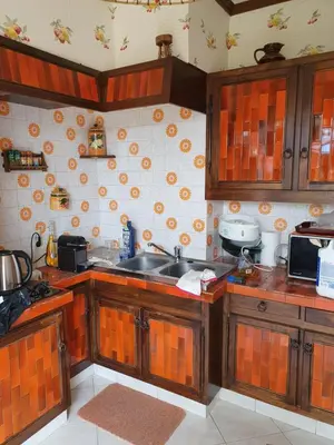 Cuisine ou kitchenette dans l'établissement Maison dans le bourg