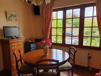 Télévision ou salle de divertissement dans l'établissement Maison dans le bourg