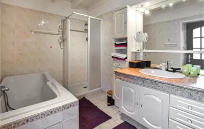 Salle de bains dans l'établissement La Maison Du Dy