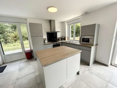 Cuisine ou kitchenette dans l'établissement Charmante maison neuve proche plage, 4 chambres, 7 couchages, jardin, parking et tout confort - FR-1-361-511