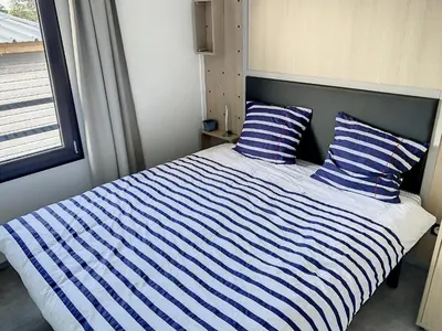 Un ou plusieurs lits dans un hébergement de l'établissement Chalet haut de gamme - 6 pers - Piscine chauffée - Proche plage - Jullouville - FR-1-361-518
