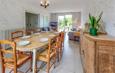 Coin salon dans l'établissement 4 Bedroom Beautiful Home In Cancale