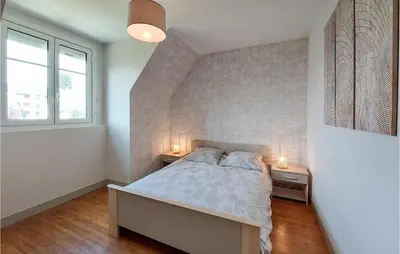 Un ou plusieurs lits dans un hébergement de l'établissement 4 Bedroom Beautiful Home In Cancale