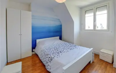 Un ou plusieurs lits dans un hébergement de l'établissement 4 Bedroom Beautiful Home In Cancale