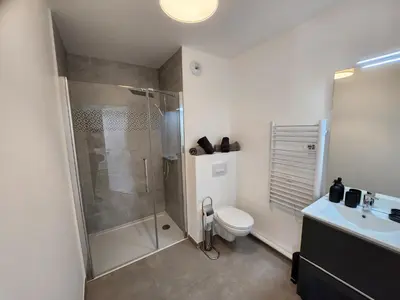 Salle de bains dans l'établissement Le Quai des Bleus