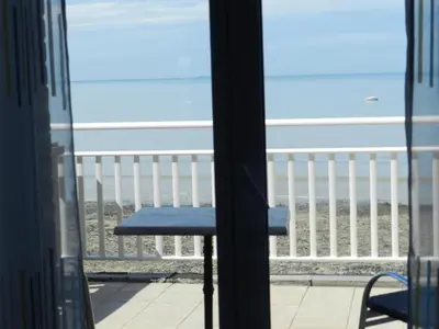 Vue générale sur la mer ou vue sur la mer prise depuis la maison d'hôtes