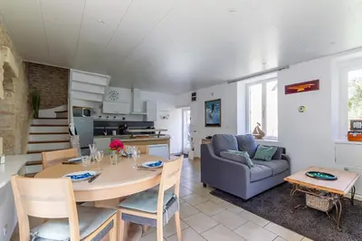Cuisine ou kitchenette dans l'établissement La Rochambelle - Charmante maison de pêcheurs