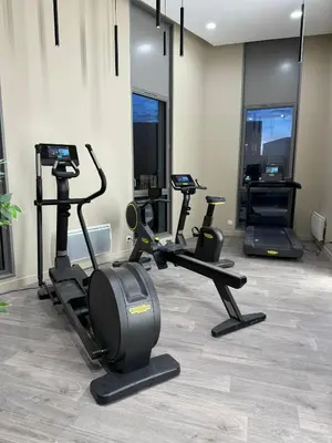 Salle ou équipements de sports de l'établissement Presqu'île, appartement neuf avec balcon, salle de gym et parking