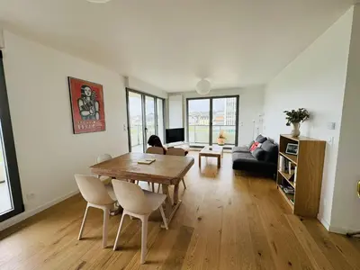 Coin salon dans l'établissement Presqu'île, appartement neuf avec balcon, salle de gym et parking